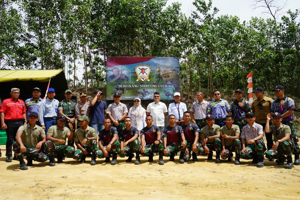 Bupati Berau, Sri Juniarsih (tengah) menghadiri beberapa agenda Batalyon Armed 18/Komposit/Buritkang di Kampung Labanan Makmur, pada Sabtu (21/1/2023). [Humas dan Prokopim Setkab Berau]