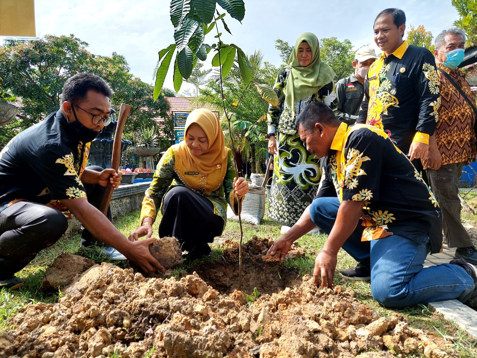 Asisten III Setkab Berau Bidang Administrasi Umum, Maulidiyah (tengah) saat sedang melakukan penanaman pohon dalam program SGP di SMAN 5 Berau, Gunung Tabur, pada Sabtu (21/1/2023). [Humas dan Prokopim Pemkab Berau]