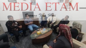 Komisi II DPRD Berau saat berdiskusi dengan Kepala Cabang Bank Mandiri KC Tanjung Redeb, pada Selasa (24/1/2023). [Christian / Mediaetam.com]