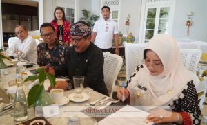 Bupati Berau, Sri Juniarsih bersama Wakil Gubernur Bali, Tjokorda Oka Artha Ardana Sukawati, saat menandatangani nota kesepahaman kerja sama pengembangan pariwisata. [Prokopim Setkab Berau / Mediaetam.com]