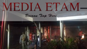 Petugas pemadam kebakaran dari BPBD Berau tengah melakukan pemadaman api yang membakar dua unit bangunan di Komplek Asrama Polres Berau, Rabu (25/1/2023) malam. [Christian / Mediaetam.com]
