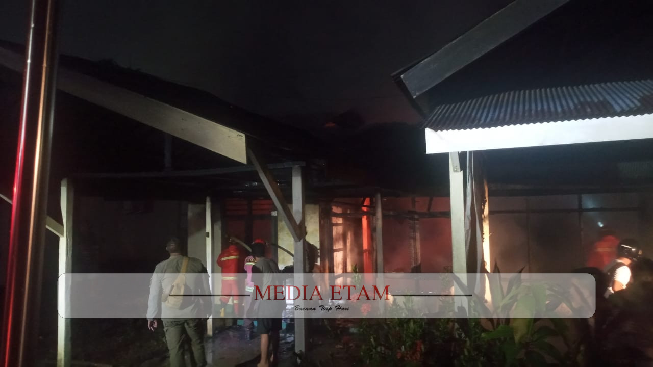 Petugas pemadam kebakaran dari BPBD Berau tengah melakukan pemadaman api yang membakar dua unit bangunan di Komplek Asrama Polres Berau, Rabu (25/1/2023) malam. [Christian / Mediaetam.com]