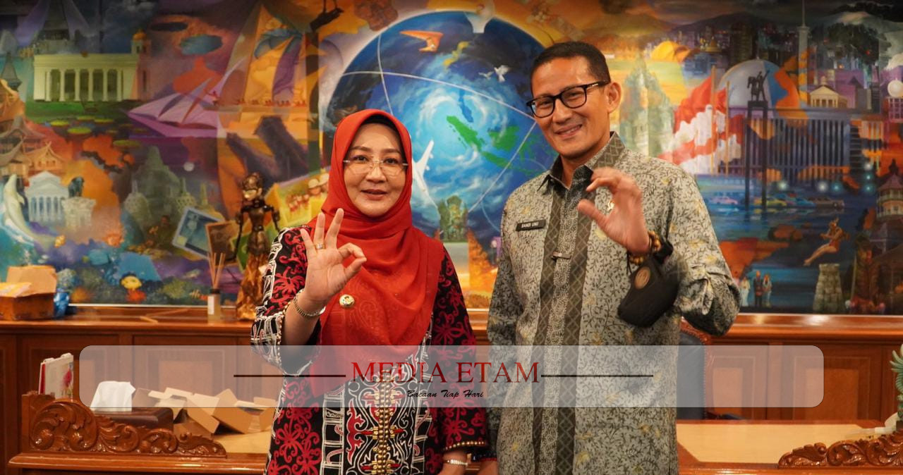 Bupati Berau Sri Juniarsih, (kiri) bersama Menparekraf RI Sandiaga Uno (kanan), saat pertemuan di Gedung Kemenparekraf RI, DKI Jakarta, pada Kamis (26/1/2023). [Prokopim Setkab Berau / Mediaetam.com]
