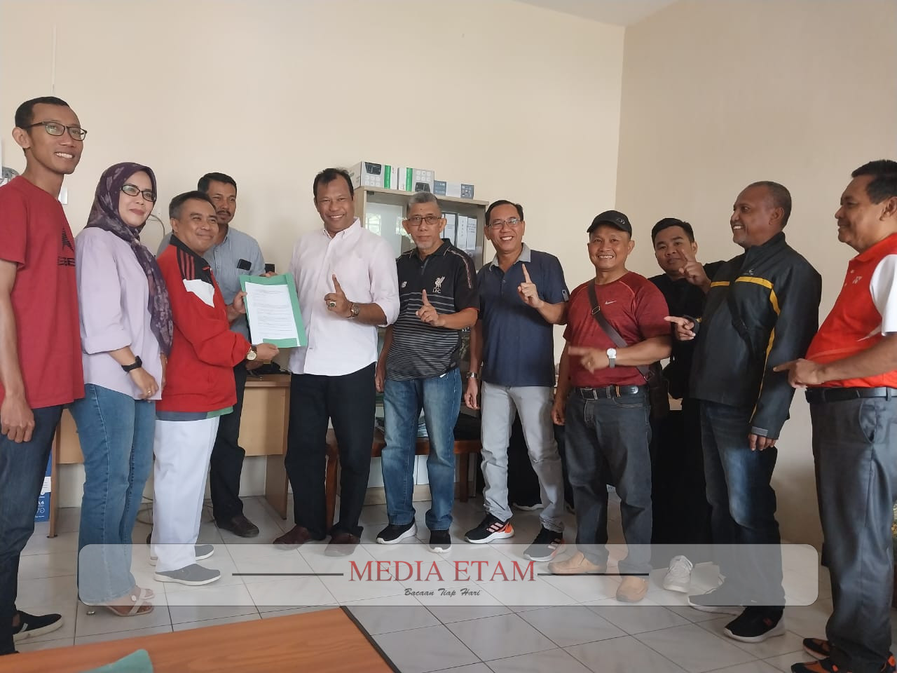 Salah satu kandidat, La Ode Ilyas (tengah), yang mendaftarkan diri sebagai bakal calon Ketua Umum KONI Berau Masa Bakti 2023 - 2027. [Christian / Mediaetam.com]