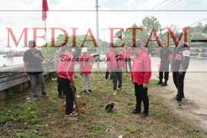 Potret kader PDIP dan masyarakat RT 01 Kelurahan Gunung Tabur melakukan aksi gerakan penghijauan dalam rangka HUT PDIP ke-50 di Tepian Gunung Tabur, Sabtu (28/1/2023). [Christian / Mediaetam.com]