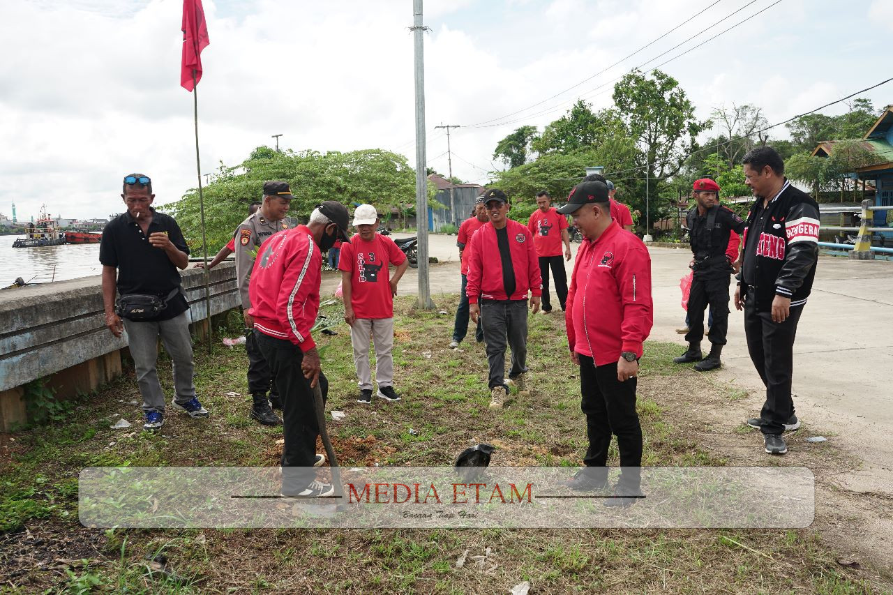 Potret kader PDIP dan masyarakat RT 01 Kelurahan Gunung Tabur melakukan aksi gerakan penghijauan dalam rangka HUT PDIP ke-50 di Tepian Gunung Tabur, Sabtu (28/1/2023). [Christian / Mediaetam.com]