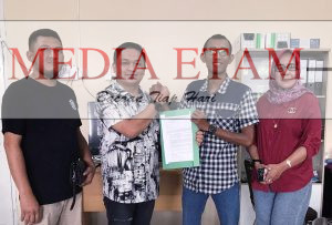 Salah satu kandidat bakal calon (Bacalon) Ketua Umum KONI Berau Masa Bakti 2023 - 2027, Iwan Tirta, saat mengambil form pendaftaran di Kantor KONI Berau, Tanjung Redeb, pada Minggu (29/1/2023). [Christian / Mediaetam.com]