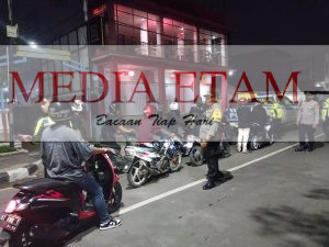Para pembalap liar yang berhasil diamankan pihak kepolisian dan masyarakat, diarahkan menuju Polres Berau di Jalan Pemuda, Sabtu (28/01/2023) dini hari. [Elton / Mediaetam.com]
