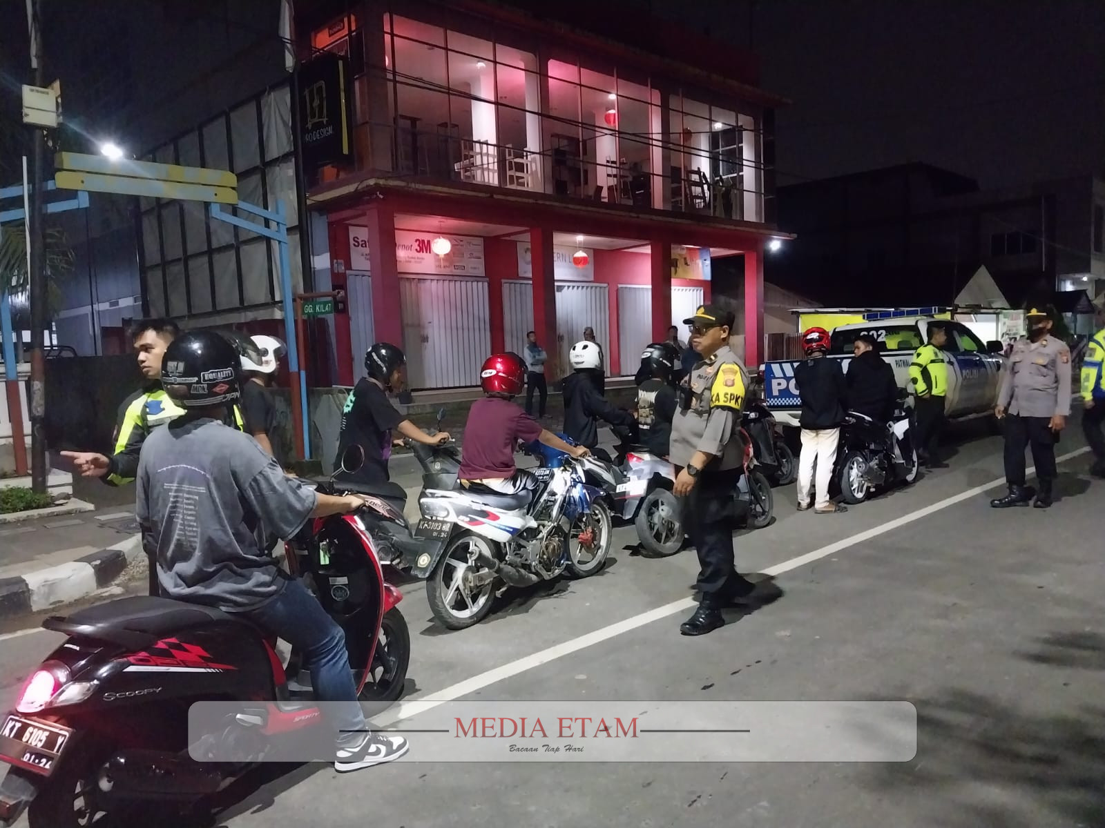 Para pembalap liar yang berhasil diamankan pihak kepolisian dan masyarakat, diarahkan menuju Polres Berau di Jalan Pemuda, Sabtu (28/01/2023) dini hari. [Elton / Mediaetam.com]