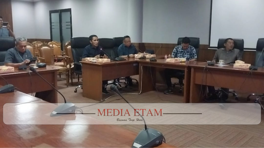 Anggota Komisi I Bidang Pemerintahan DPRD Berau, Falentinus Keo Meo (duduk kedua dari kiri) saat menyampaikan usulan Raperda Inisiatif Komisi I, Senin (30/01/2022). [Christian / Mediaetam.com]