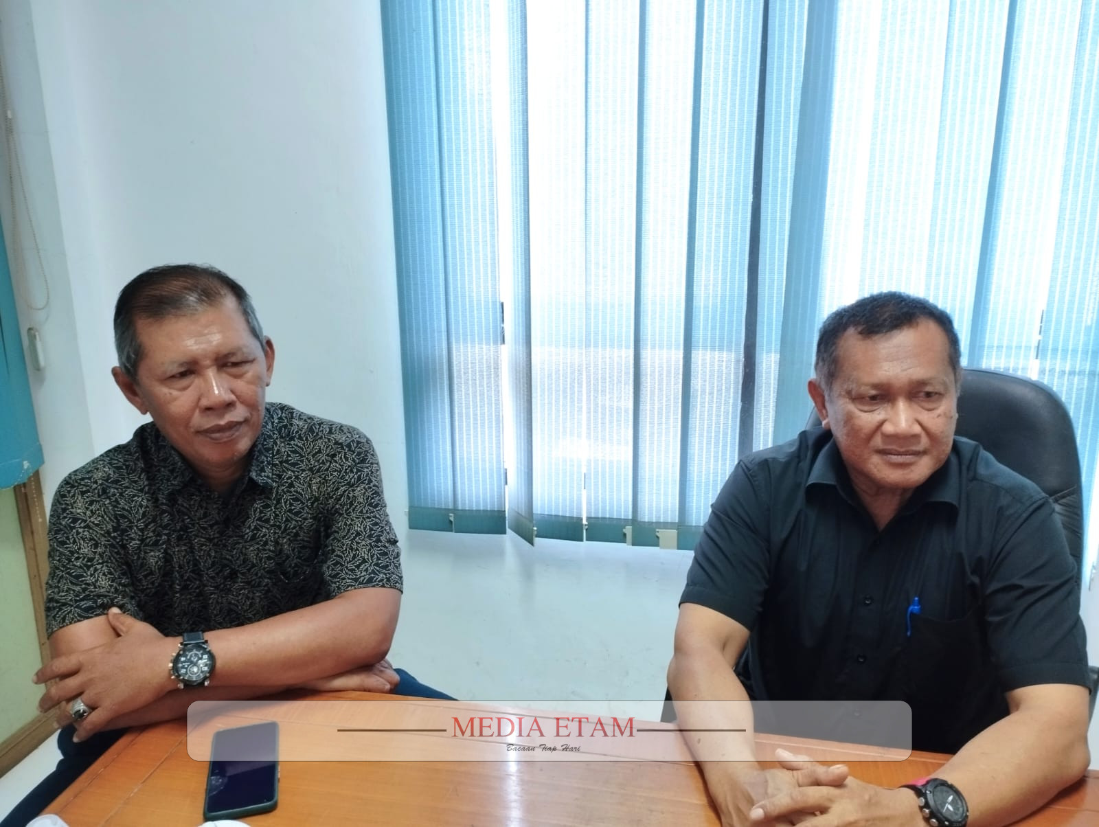 Kepala Distransnaker Kukar, M Harta didampingi Kabid PHI Syaker dan Jamsostek, Eko Budi Santoko. (Indah, Mediaetam.com)