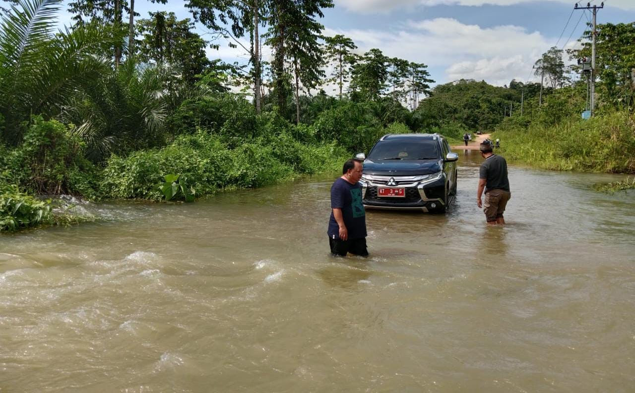 Ketua DPRD Berau, Madri Pani saat meninjau banjir yang terjadi di Kampung Bena Baru, Kecamatan Sambaliung, pada Selasa (21/2/2023). [Dok. Pribadi / Mediaetam.com]