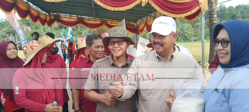 Muhammad Samsun dan Edi Damansyah saat menemui kelompok tani di Desa Sumbersari (Foto Istimewa)