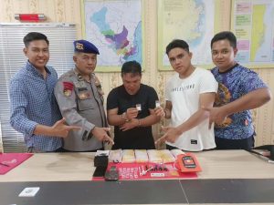 Tersangka dan barang bukti oleh Satpolairud Polres Kukar. (Ist)
