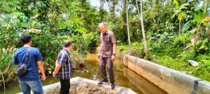 Wakil ketua DPRD Kalimantan Timur, Muhammad Samsun saat meninjau sungai di Sangasanga (Foto Istimewa).