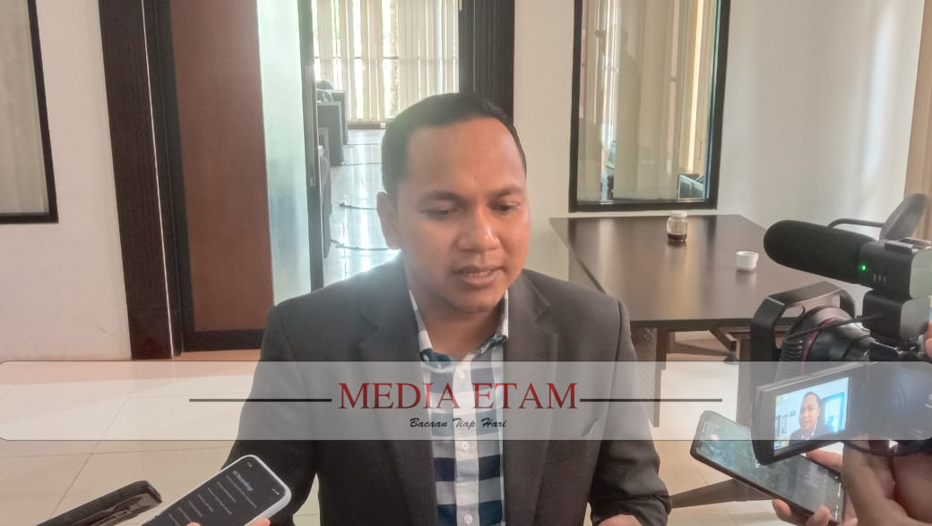 Wakil ketua Pansus Investigasi Pertambangan, Muhammad Udin saat diwawancarai awak media (Foto Iswanto Mediaetam.com).