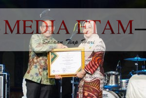 Menteri Desa, Pembangunan Daerah Tertinggal, dan Transmigrasi (PDTT) Abdul Halim Iskandar (kiri) bersama Bupati Berau Sri Juniarsih (kanan) saat penerimaan Anugerah Lencana Bhakti Ekonomi Desa. [Prokopim Setkab Berau / Mediaetam.com]
