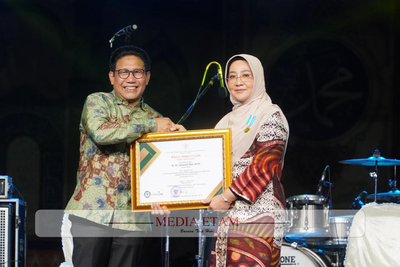 Menteri Desa, Pembangunan Daerah Tertinggal, dan Transmigrasi (PDTT) Abdul Halim Iskandar (kiri) bersama Bupati Berau Sri Juniarsih (kanan) saat penerimaan Anugerah Lencana Bhakti Ekonomi Desa. [Prokopim Setkab Berau / Mediaetam.com]