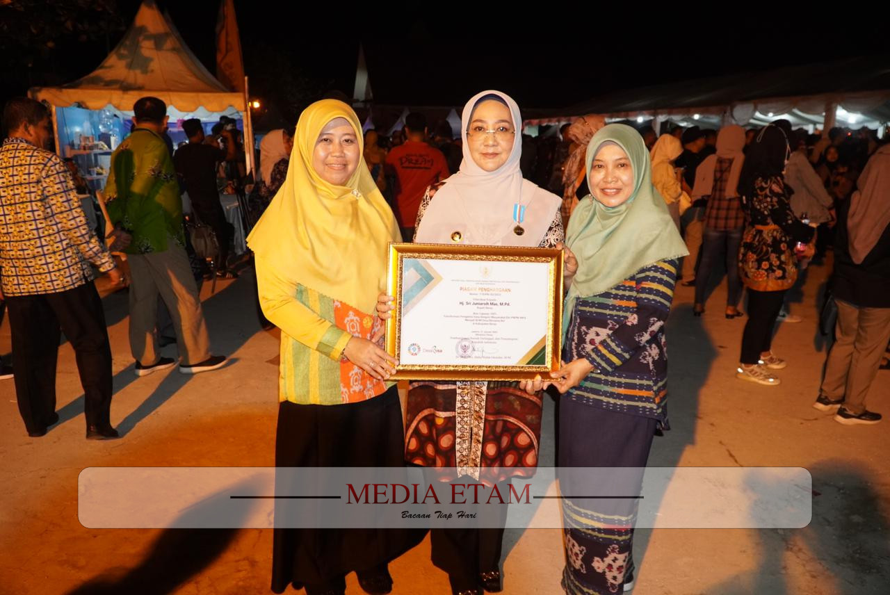 Transformasi pengelolaan dana bergulir masyarakat eks PNPM-MPd menjadi BUMDesma di Kabupaten Berau mendapuk penghargaan dari Kemendes PDTT yang diterima oleh Bupati Berau, Sri Juniarsih (tengah). [Prokopim Setkab Berau / Mediaetam.com