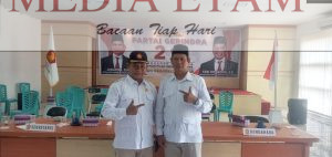 Ketua DPC Partai Gerindra Berau, Jakariya (Kanan), bersama Pengurus DPC Partai Gerindra, Haji Nasir (Kiri), saat perayaan HUT Partai Gerindra ke-15. [Christian / Mediaetam.com]