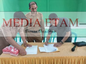 Kasi Bidang Pemerintahan Kelurahan Rinding (kiri), Ahmad Syarif, saat mendampingi Lurah Rinding Misrin (tengah), dan Anggota DPRD Komisi I Bidang Pemerintahan (kanan), dalam acara penandatanganan berita acara penyerahan bantuan peralatan elektronik oleh Falentinus Keo Meo, Senin (06/02/2023). [Elton Wada / Mediaetam.com]