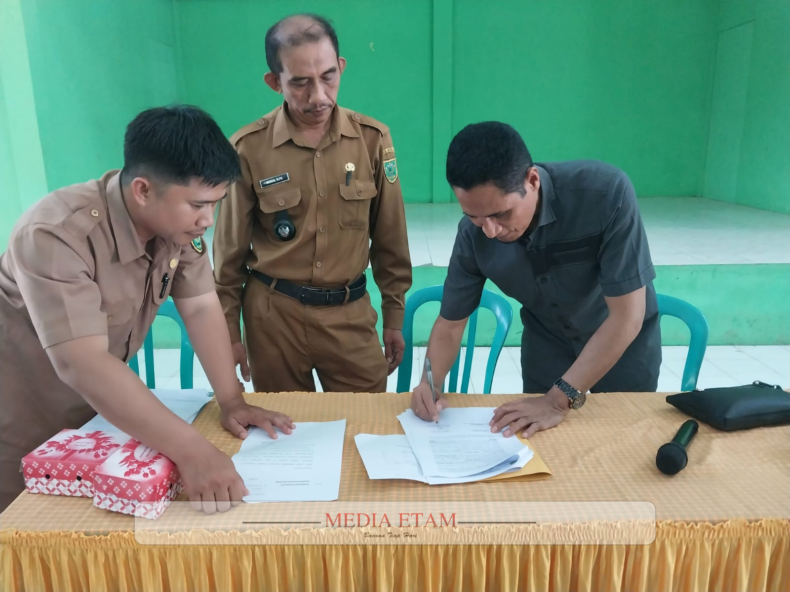 Kasi Bidang Pemerintahan Kelurahan Rinding (kiri), Ahmad Syarif, saat mendampingi Lurah Rinding Misrin (tengah), dan Anggota DPRD Komisi I Bidang Pemerintahan (kanan), dalam acara penandatanganan berita acara penyerahan bantuan peralatan elektronik oleh Falentinus Keo Meo, Senin (06/02/2023). [Elton Wada / Mediaetam.com]