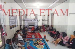 Ketua DPRD Berau, Madri Pani saat menggelar reses bersama masyarakat di Kampung Suaran, Kecamatan Sambaliung, Selasa (07/02/2023). [Elton / Mediaetam.com]