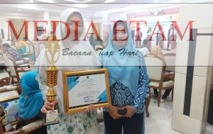 Adji Zahra Mahdiyyah (kiri) bersama ibunya Helda Mildiana saat menerima penghargaan resensi novel pada perlombaan di tingkat kabupaten. [Elton Wada / Mediaetam.com]