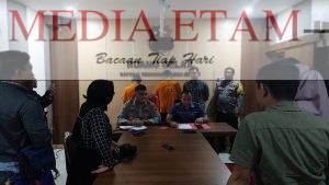 Jajaran Polres Berau saat menggelar Press Release Tipidter bersama awak media di Gedung Mako Polres Berau, Jalan Pemuda, Tanjung Redeb, pada Rabu (15/2/2023). [Christian / Mediaetam.com]