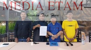 Datu Syaiful (baju biru) bersama TPP Calon Ketua Umum Koni Berau Periode 2023-2027, saat menyampaikan hasil verifikasi di Family Cafe, Kamis (16/02/2023). [Elton Wada / Mediaetam.com]