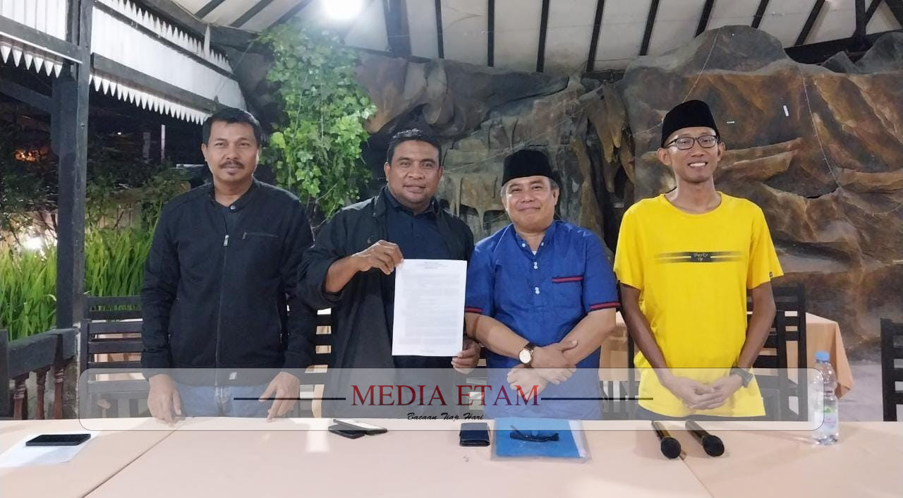 Datu Syaiful (baju biru) bersama TPP Calon Ketua Umum Koni Berau Periode 2023-2027, saat menyampaikan hasil verifikasi di Family Cafe, Kamis (16/02/2023). [Elton Wada / Mediaetam.com]