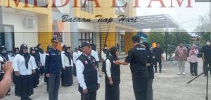 Momen penetapan dan pelantikan Pantarlih di Kelurahan Sambaliung, Kecamatan Sambaliung, Berau, pada Minggu (12/2/2023). [Christian / Mediaetam.com]