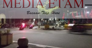 Aksi balap liar yang terjadi di Jalan APT Pranoto, Tanjung Redeb, ditonton oleh banyak warga, pada Sabtu (28/01/2023). [Christian / Mediaetam.com]