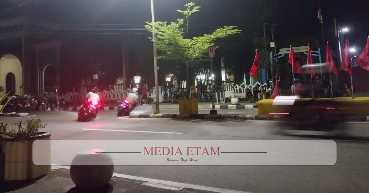 Aksi balap liar yang terjadi di Jalan APT Pranoto, Tanjung Redeb, ditonton oleh banyak warga, pada Sabtu (28/01/2023). [Christian / Mediaetam.com]