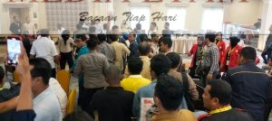 Momen kericuhan para peserta forum Musorkab KONI Berau 2023 yang digelar di Hotel Exclusive, Jalan AKB Sanipah II, Tanjung Redeb, pada Minggu (19/2/2023). [Christian / Mediaetam.com]