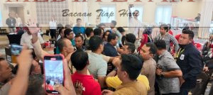 Carut-marut jalannya persidangan Musyawarah Olahraga Kabupaten (Musorkab) KONI Berau di Hotel Exclusive, Jalan AKB Sanipah II, Tanjung Redeb, pada Senin (20/2/2023). [Christian / Mediaetam.com