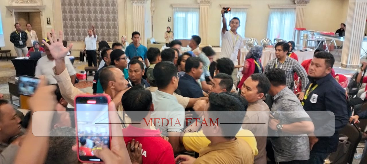 Carut-marut jalannya persidangan Musyawarah Olahraga Kabupaten (Musorkab) KONI Berau di Hotel Exclusive, Jalan AKB Sanipah II, Tanjung Redeb, pada Senin (20/2/2023). [Christian / Mediaetam.com