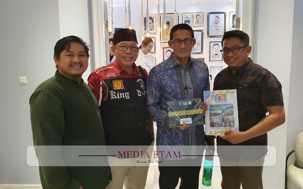Rombongan UMKM Berau Ceria saat bertemu Sandiaga Uno di kediamannya, di Jalan Jenggala II, Jakarta Selatan, pada Sabtu (18/2/2023). [Christian / Mediaetam.com]