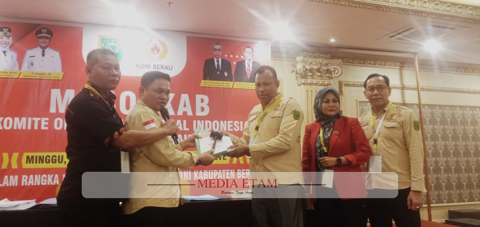 La Ode Ilyas (tengah) saat ditetapkan sebagai Calon Ketua Umum KONI Berau di Gedung Exclusive, Jalan AKB Sanipah II, Tanjung Redeb pada Senin (20/2/2023) dini hari. [Christian / Mediaetam.com]