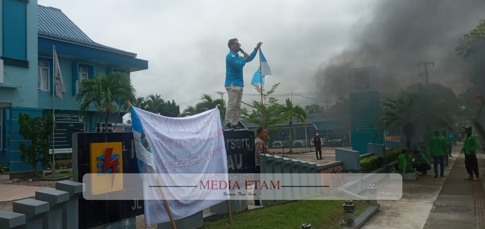Aksi pemuda Berau yang tergabung dalam DPD KNPI menuntut adanya kompensasi dan solusi dari Manajemen PLN UP3 terkait pemadaman bergilir. [Christian / Mediaetam.com]