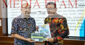 Ketua UMKM Berau Ceria, Idrus (kanan) bersama Menteri Koperasi dan UKM, Teten Masduki (kiri). [Christian / Mediaetam.com]