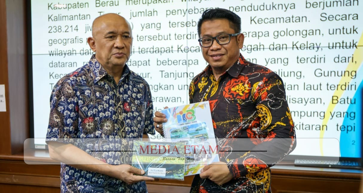 Ketua UMKM Berau Ceria, Idrus (kanan) bersama Menteri Koperasi dan UKM, Teten Masduki (kiri). [Christian / Mediaetam.com]