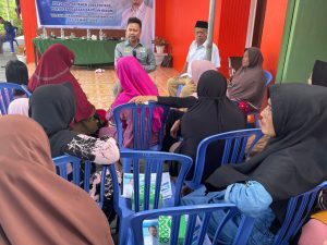 Baharuddin Demmu Saat sosialisasi pada warga di Muara Badak