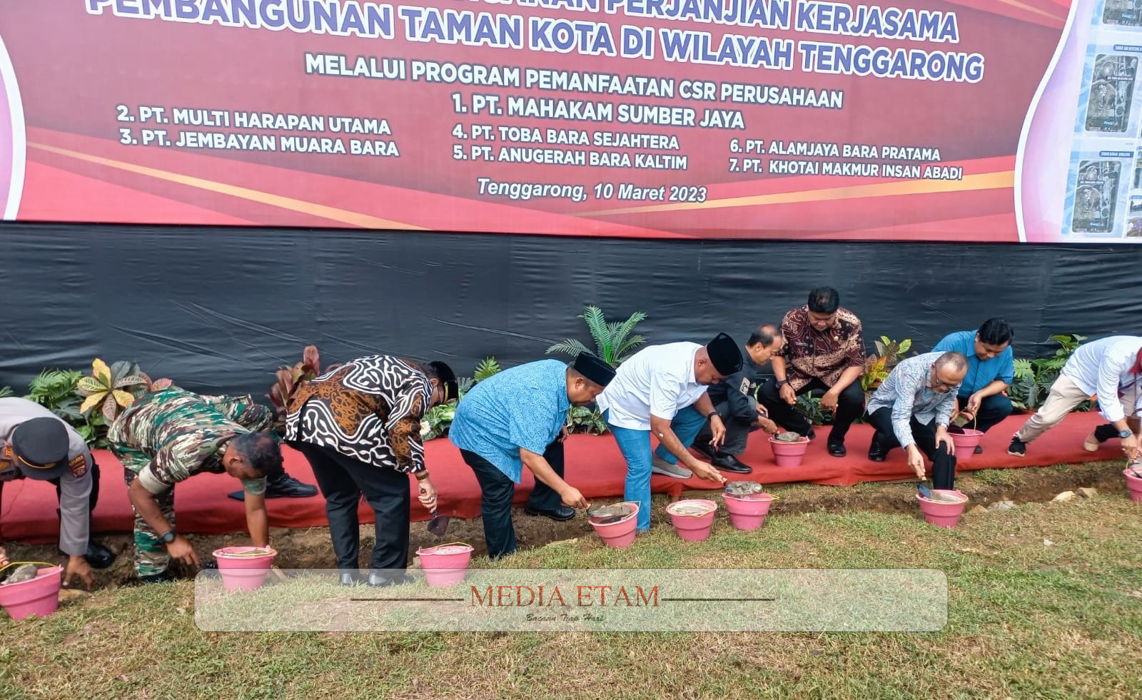 Bupati Kukar, Edi Damansyah bersama 7 Pimpinan Perusahaan Saat Meletakkan Batu Pertama. (Indah, Mediaetam.com)