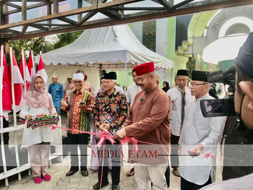 Bupati Kukar Edi Damansyah saat memotong pita peresmian Pasar Ramadan. (Indah, Mediaetam.com)
