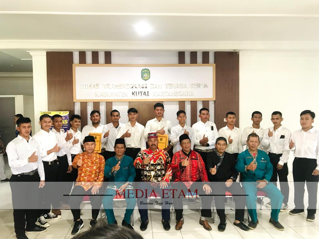 Bupati beserta jajaran Distransnaker Kukar dan para peserta pelatihan. (Indah, Mediaetam.com)
