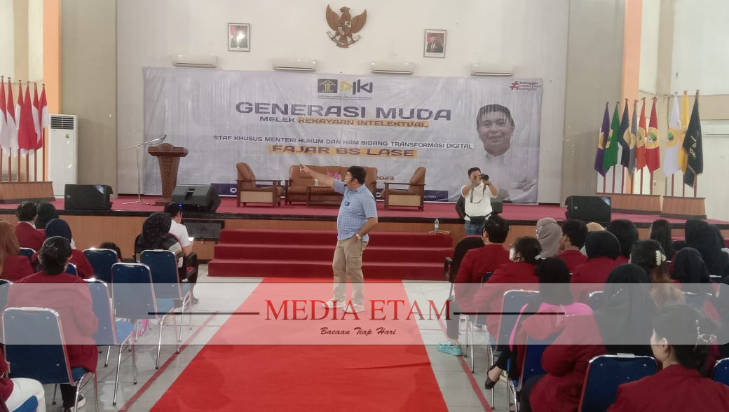 Fajar Lase saat Perkenalkan Portal DJKI kepada Mahasiswa di Samarinda (Foto Iswanto, Mediaetam.com).