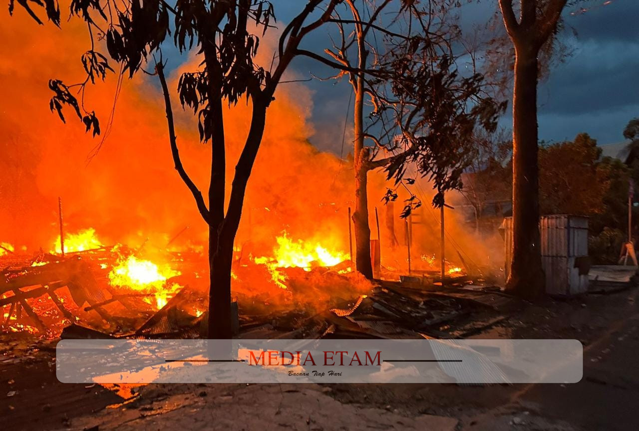 Kebakaran yang melahap rumah warga di Loa Kulu. (Dok. Polsek Loa Kulu)