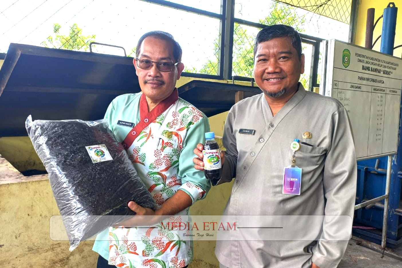 Kepala DLHK Kukar Alfian Noor tunjukkan produk Bank Sampah(Indah, Mediaetam.com)