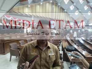 Ketua Pansus Raperda RTRW Kaltim, Baharuddin Demmu saat diwawancarai awak media (Foto Iswanto Mediaetam.com).